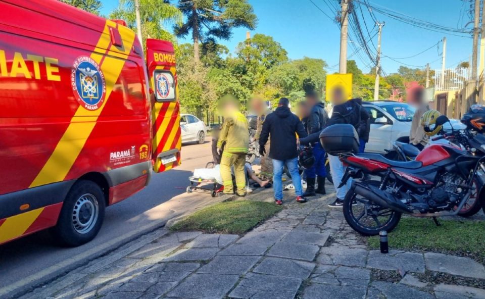 motociclista-vai-parar-calcada-acidente-outra-moto-abranches