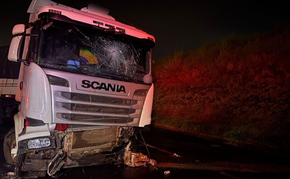 foto do caminhão que despencou do viaduto e o motorista morreu 