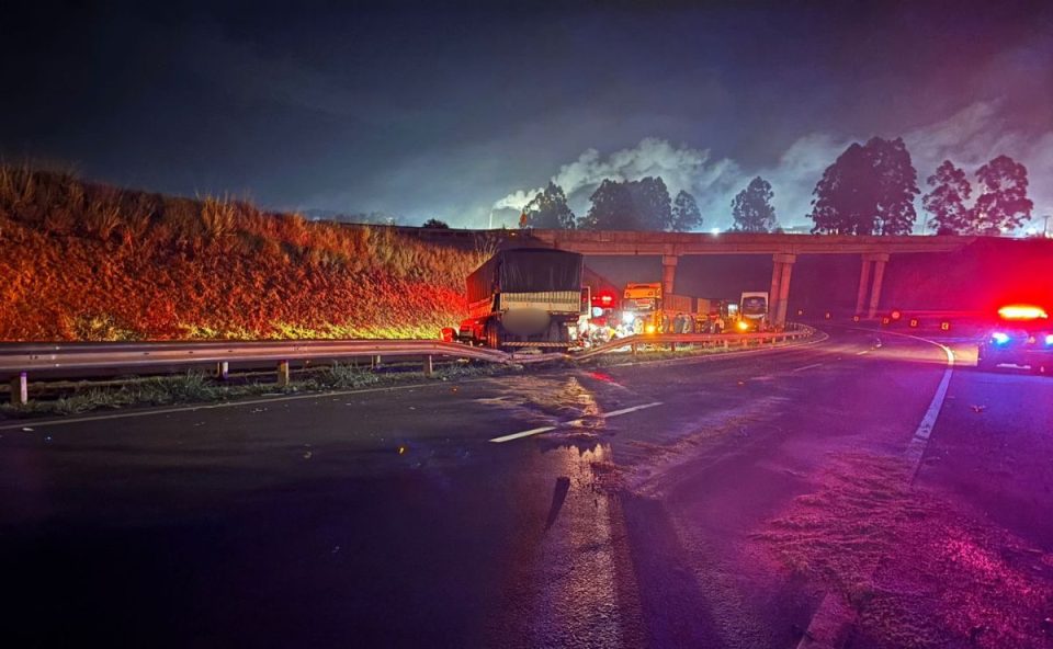 foto do caminhão após despencar do viaduto na BR-376; motorista morreu