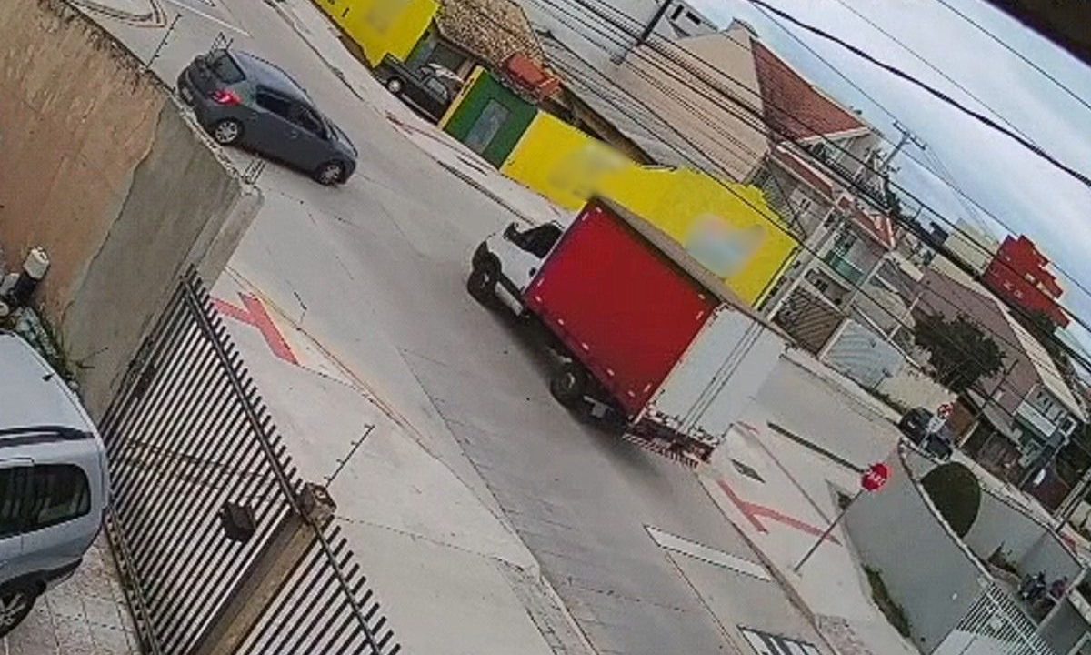 motorista-caminhao-fura-preferencial-bate-carro-mulher-ferida-xaxim-video-acidente-2