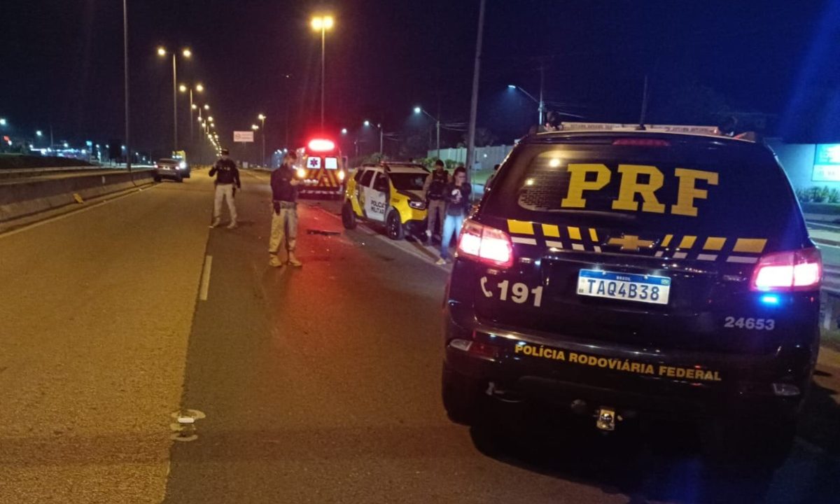 Viaturas da Polícia Rodoviária Federal e Polícia Militar após acidente na BR-116 com prisão de motorista.