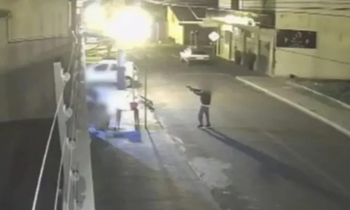 Captura de trecho de vídeo que flagrou triplo homicídio em bar em Sarandi, no norte do Paraná.