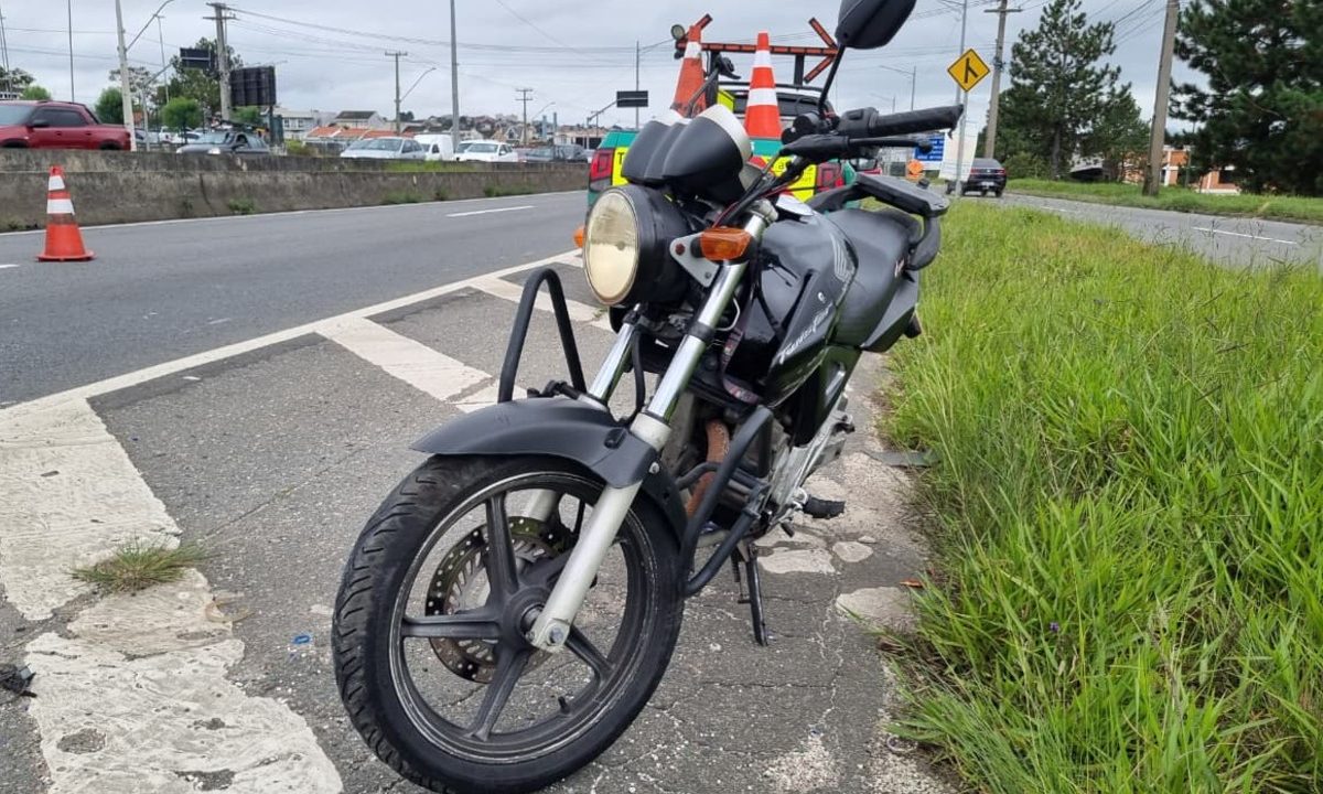 mulher-atropelada-moto-br-116-curitiba-levada-hospital