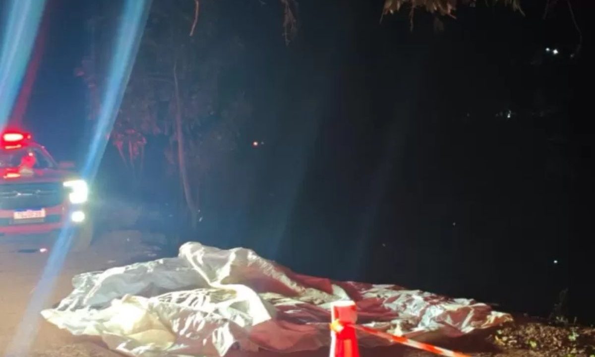 foto do local onde o carro da mulher caiu no lago e afundou