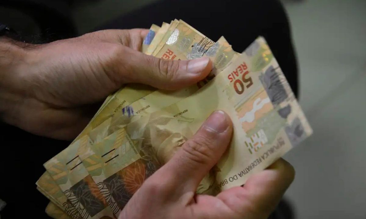 foto de dinheiro para ilustrar o caso da mulher que desviou R$ 20 mil de CMEI