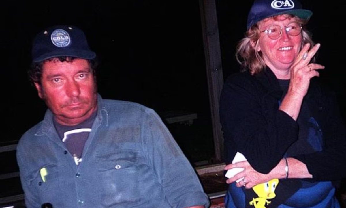 foto da mulher ao lado marido que ela esquartejou nos anos 2000