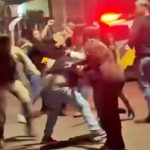Frame de vídeo mostra momento em que confusão generalizada envolve policiais e várias outras pessoas; mulher pulou no pescoço de policial