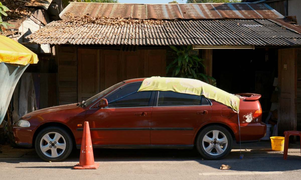 Carro parado com pano em cima: Imagem ilustrativa para matéria: Empresário é multado em mais de R$ 8 mil e descobre que uma toalha poderia evitar prejuízo: “pensei que fosse piada”
