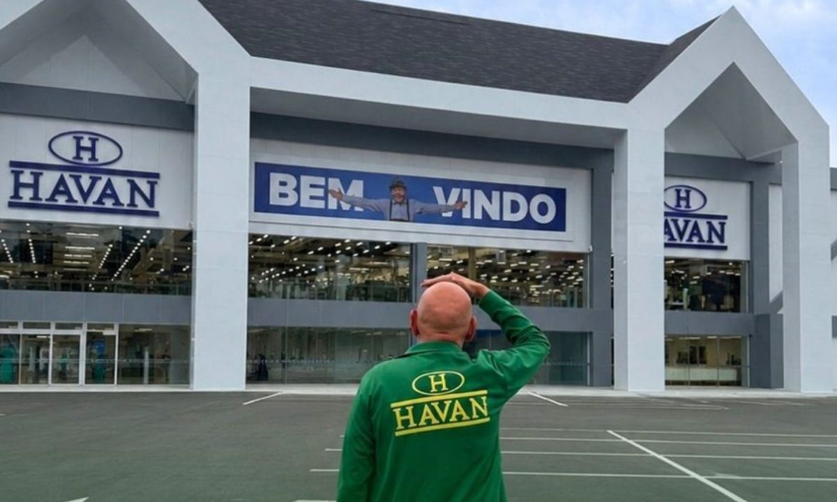 Imagem mostra empresário Luciano Hang, que atraiu multidão em inauguração.