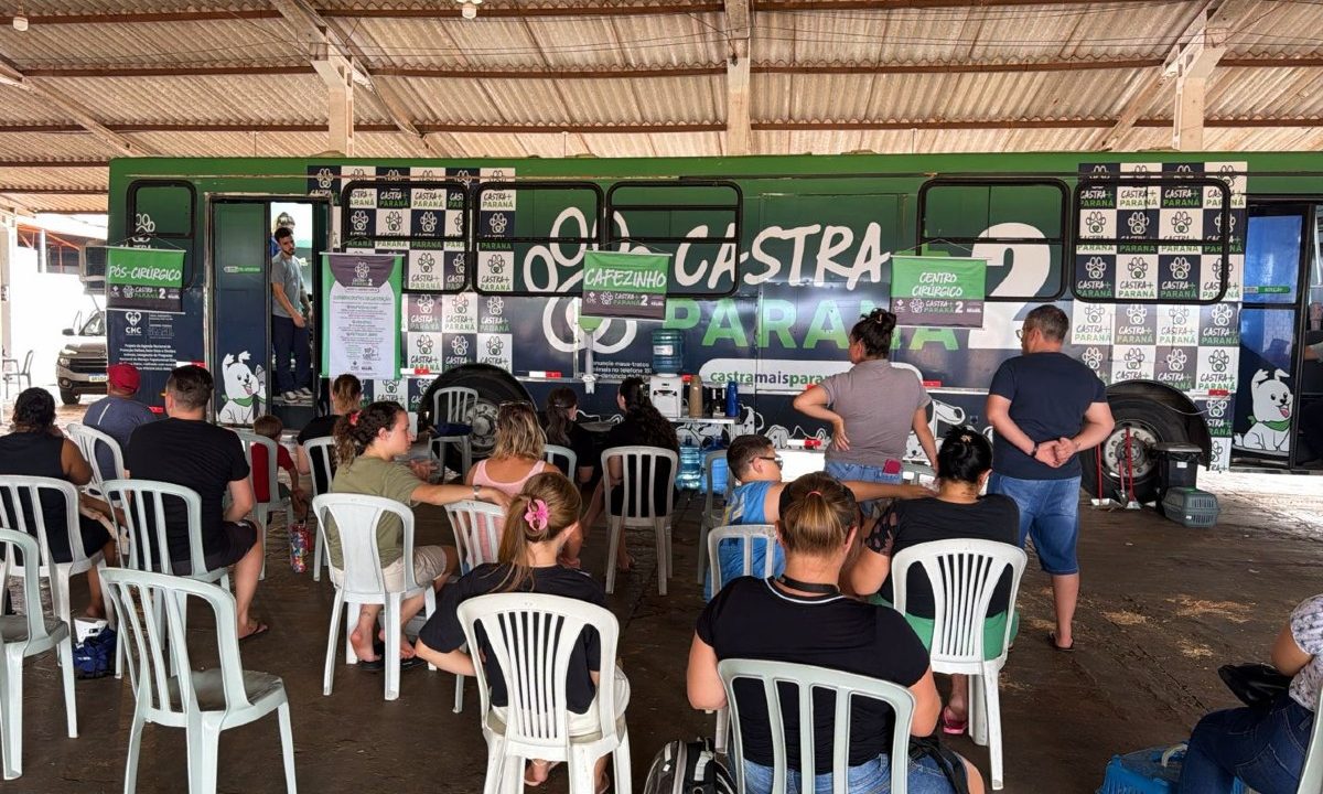 na imagem, tutores sentados à espera da castração do pet no programa castra+parana