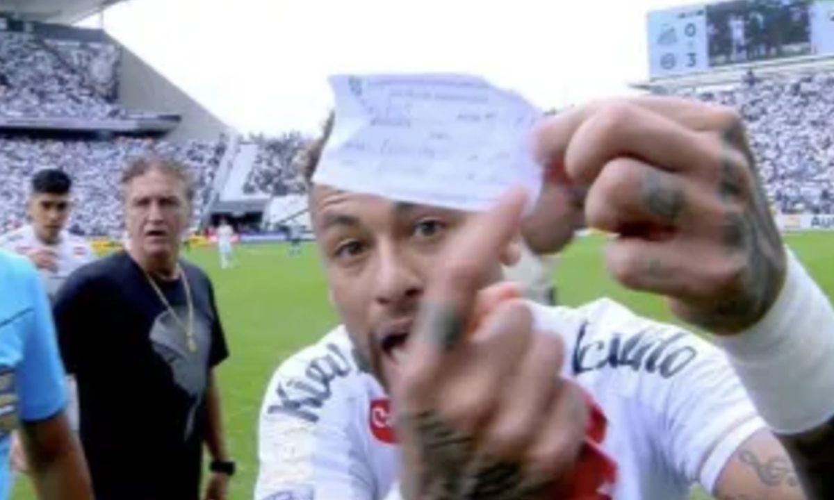 Neymar reclamou da arbitragem em Santos e Coritiba