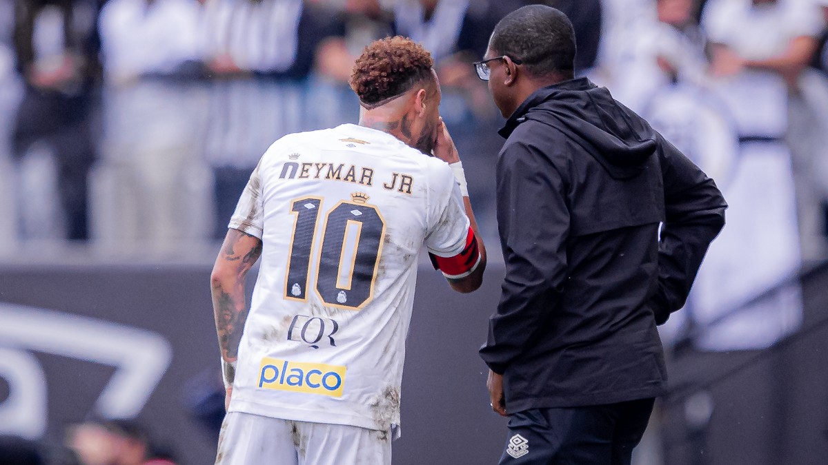 Neymar conversa com César Sampaio em Santos x Coritiba, pelo Brasileirão