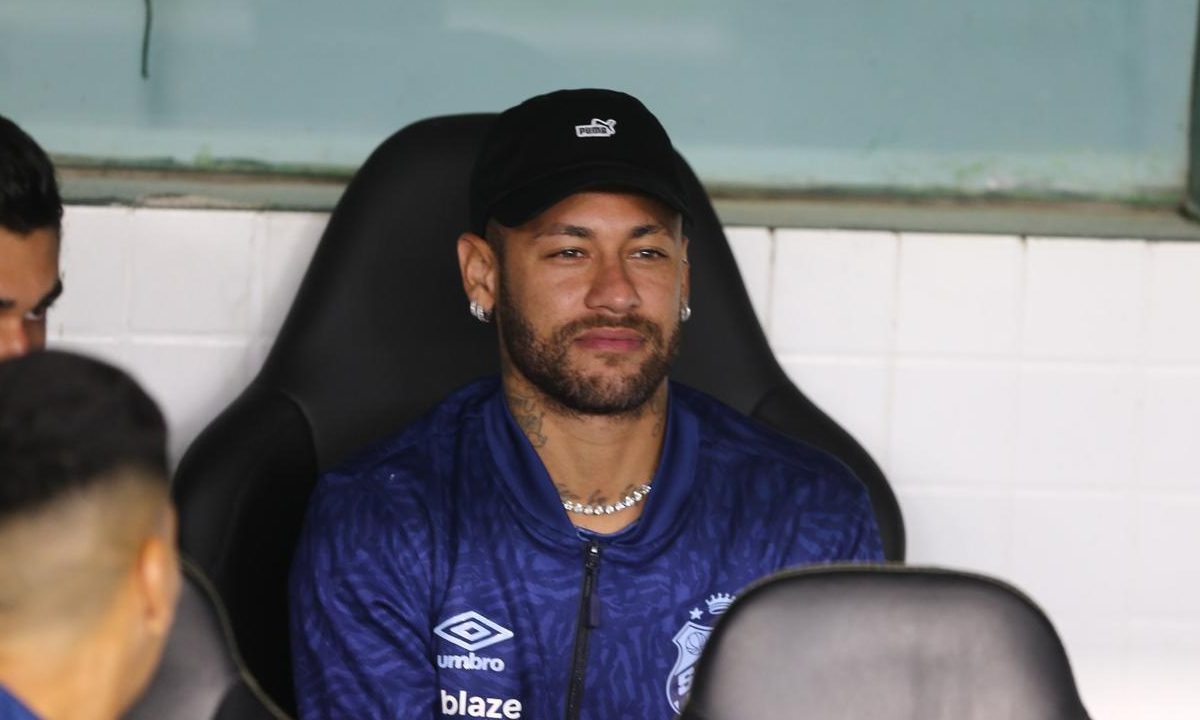 Neymar no banco de reservas do Couto Pereira, em Coritiba x Santos