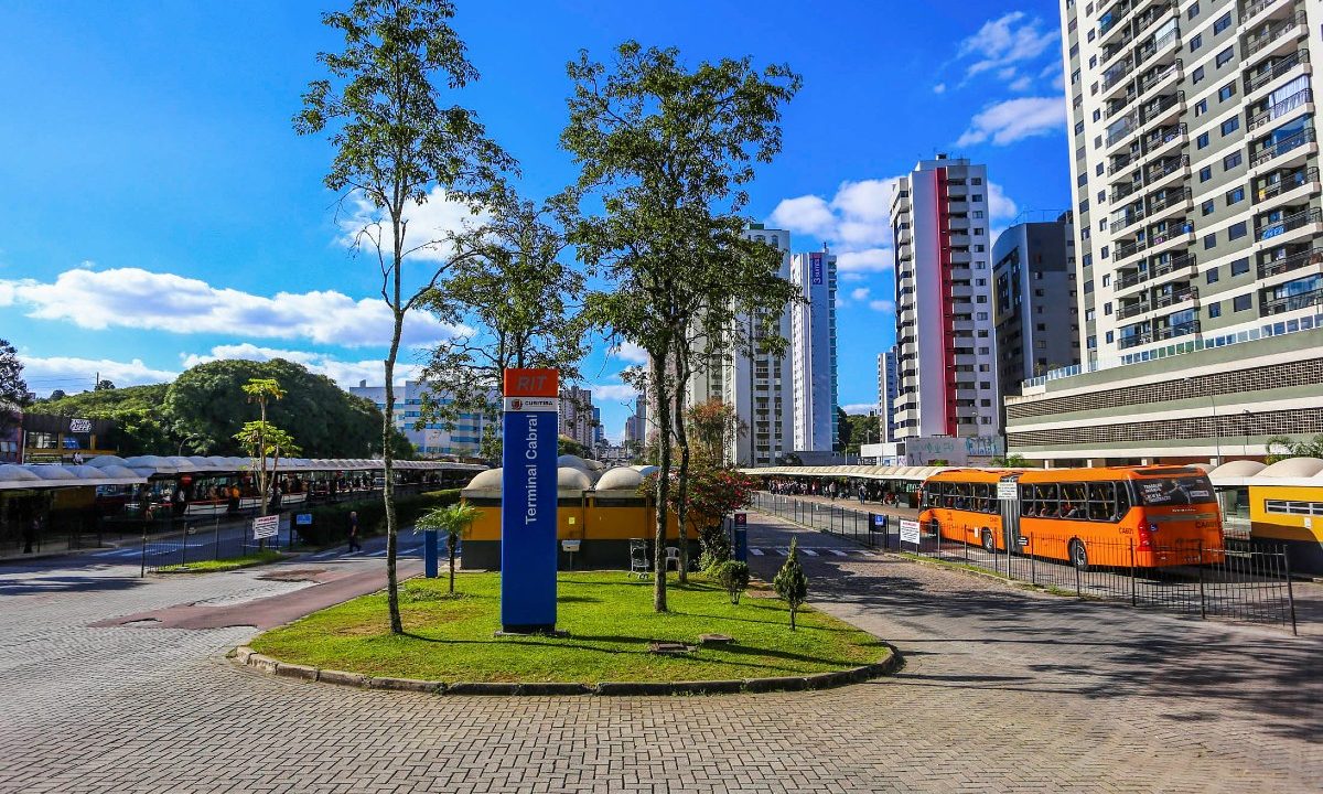 na imagem, o terminal do cabral, que recebe agora a linha de reforço nos ônibus para o portão