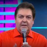 Foto do apresentador Faustão durante programa na Globo; após internação, fãs pesquisaram sobre "o que aconteceu com Faustão"