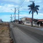 na imagem, um trecho da obra de duplicação da PR-412, entre Matinhos e Praia de Leste, no litoral do Paraná