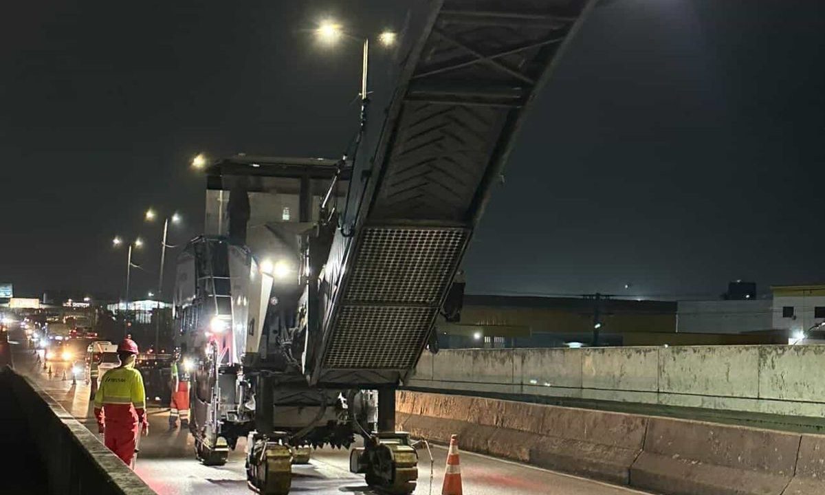 Equipes realizam obras de manutenção no pavimento da BR-116 em imagem ilustrativa usada para representar intervenções na rodovia entre Curitiba e Fazenda Rio Grande.