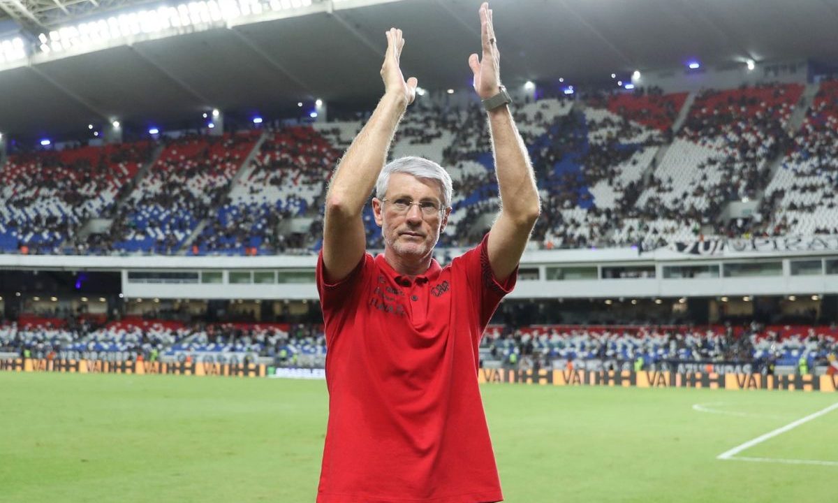Odair Hellmann aparece no gramado aplaudindo, com arquibancadas ao fundo, em imagem divulgada pelo Athletico
