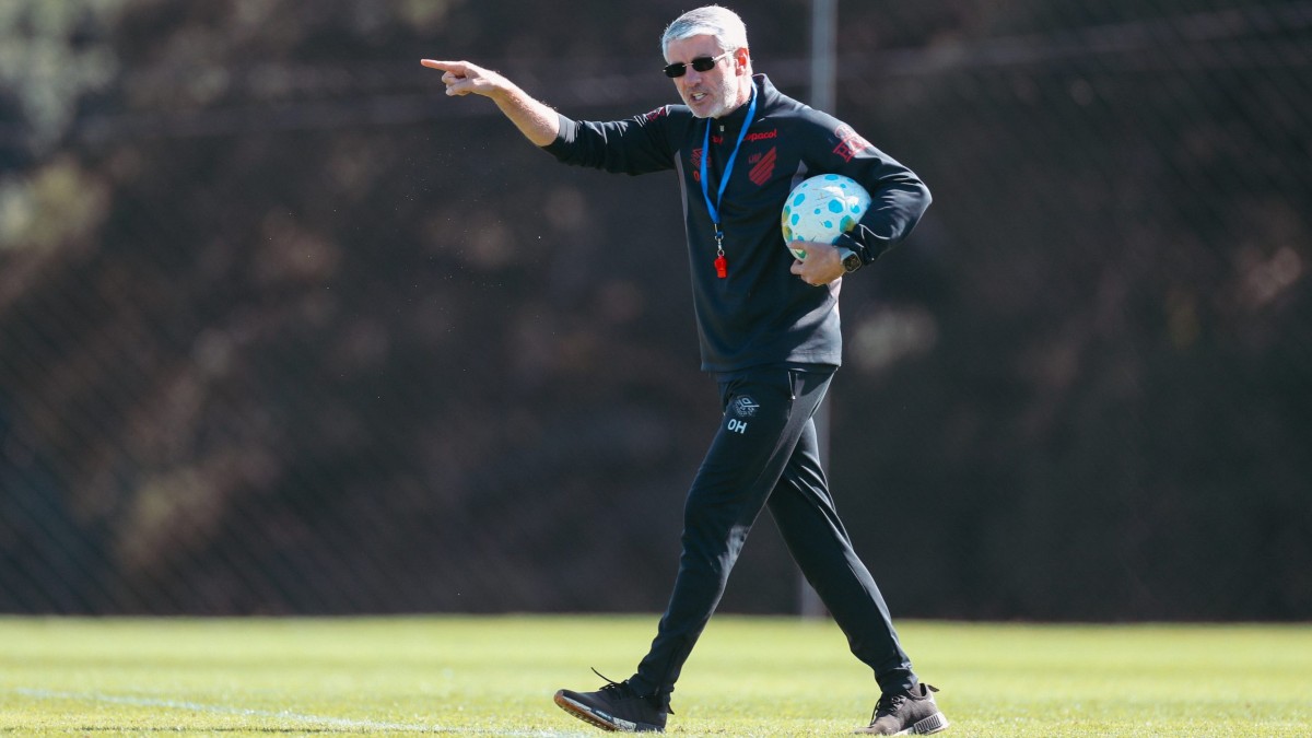Em treinamento, técnico Odair Hellmann, do Athletico, aponta para frente
