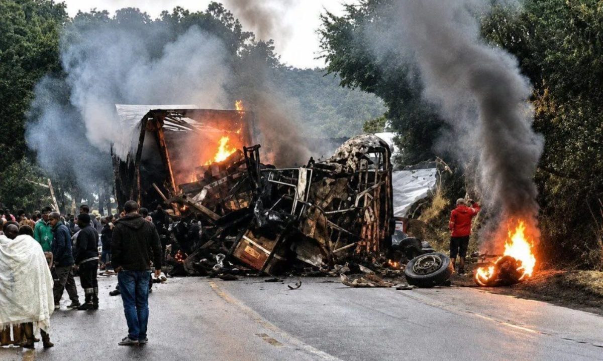 No registro aparece os dois veículos danificados, após a colisão. Além acidente, eles ficaram totalmente carbonizados no meio da pista. Fogo, fumaça e curiosos ao redor aparecem no registro