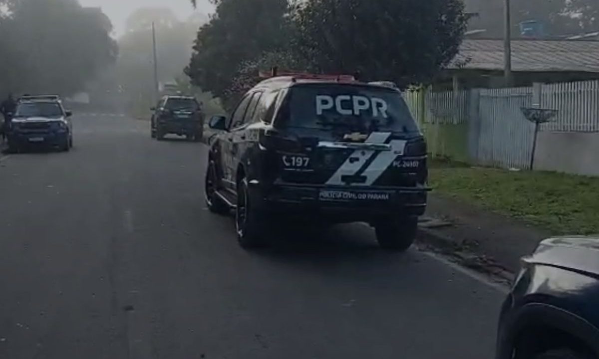 Viaturas da Polícia Civil durante a Operação D10 em Piraquara.