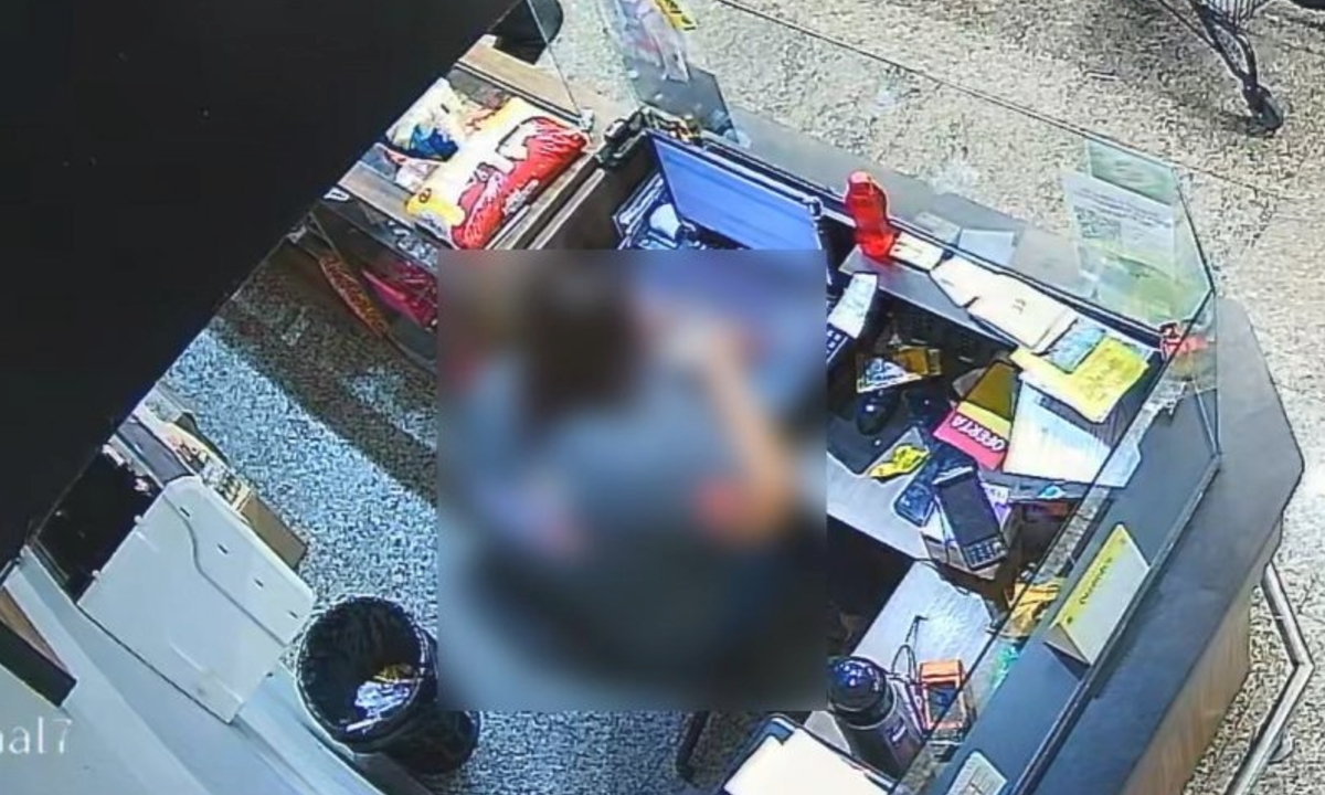 Foto mostra operadora de caixa trabalhando em supermercado de Cascavel; estabelecimento apura suposto desvio de R$ 10 mil em vales-compra