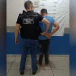 Foto mostra padrasto sendo preso por estupro de enteada