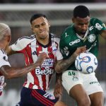 Jogador do Palmeiras disputa a bola com atleta do Junior Barranquilla