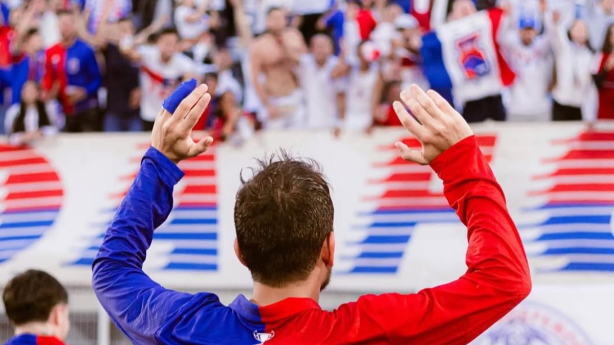 Jogador do Paraná Clube comemora com a torcida