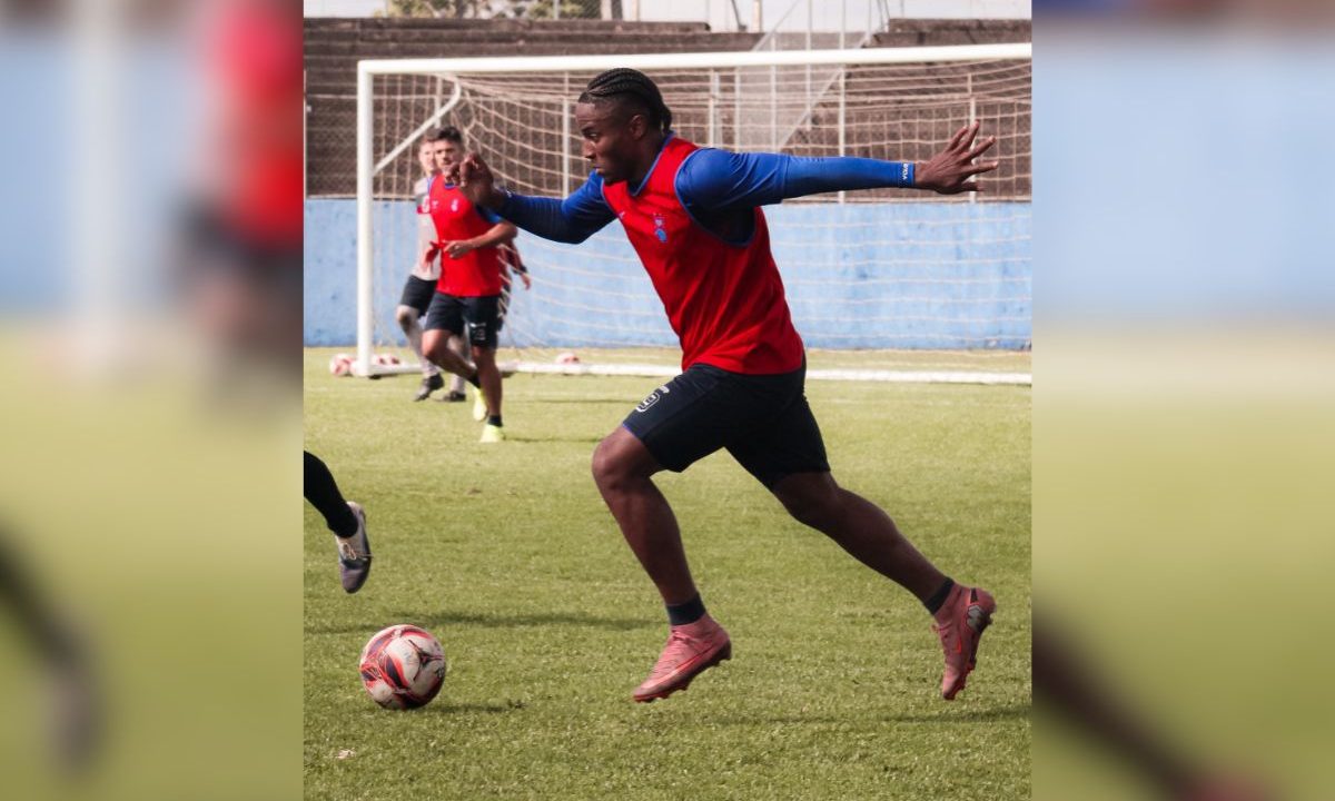 Daniel Cruz conduz a bola durante treinamento do Paraná Clube na preparação para a final da Segundona do Campeonato Paranaense de 2026.