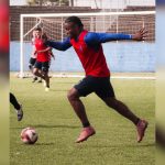 Daniel Cruz conduz a bola durante treinamento do Paraná Clube na preparação para a final da Segundona do Campeonato Paranaense de 2026.