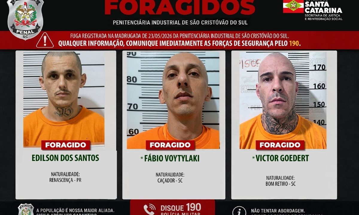 Cartaz mostra os rostos dos três detentos que fugiram de presídio de segurança máxima de SC lado a lado, com nomes e cidades de nascimento abaixo