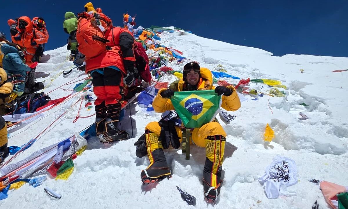 Foto do paranaense Gustavo Cordoni no topo do Everest; veja imagens