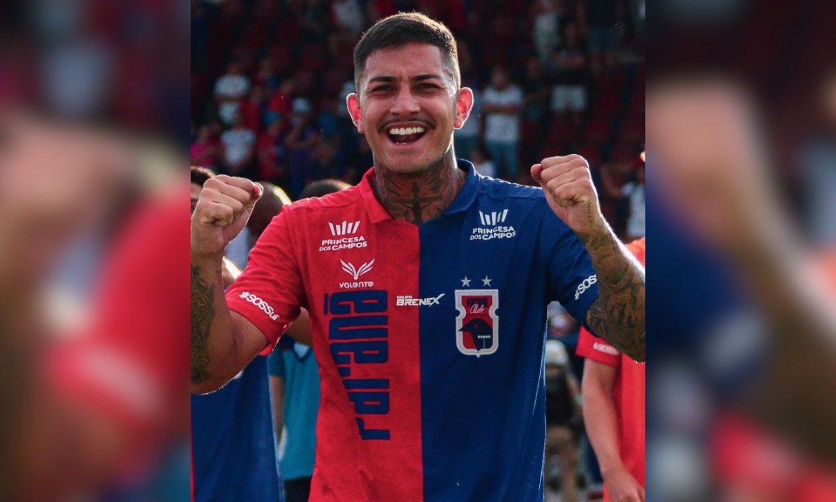 Thiago Dombroski comemora após marcar o gol da vitória do Paraná Clube contra o Paranavaí pela Segunda Divisão do Campeonato Paranaense de 2026.