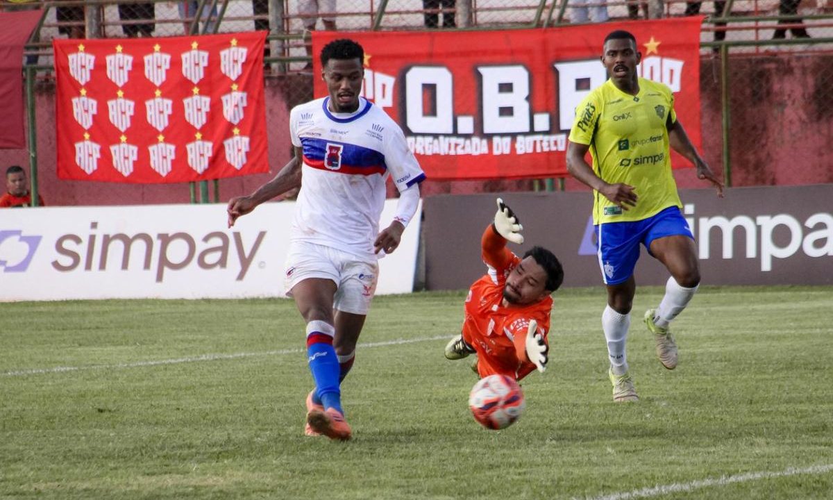 Thiaguinho, do Paraná Clube, passa pelo goleiro do Paranavaí no lance do gol tricolor na final da Segundona Paranaense.