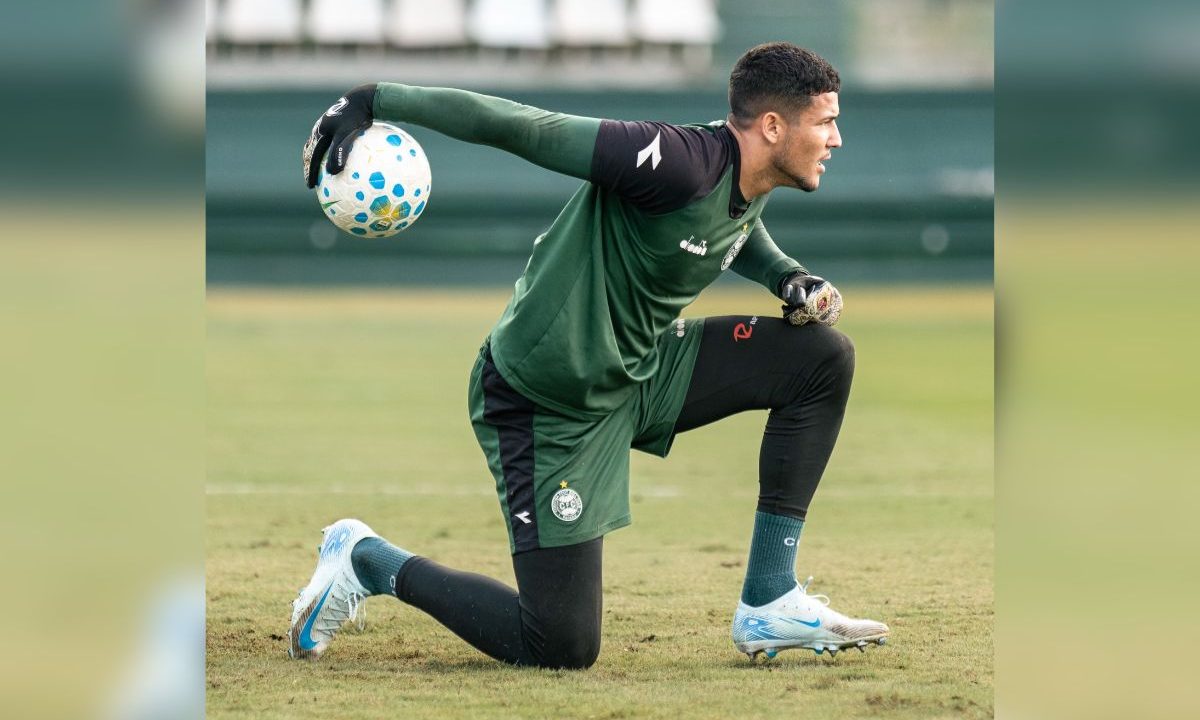 O goleiro Pedro Rangel, do Coritiba, aparece durante partida do Brasileirão defendendo o time alviverde em lance dentro da área.