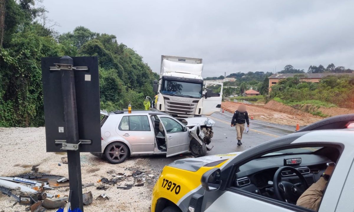 Imagem mostra acidente após perseguição no Contorno Norte.