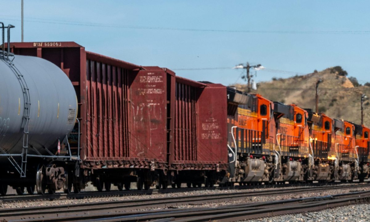 Foto de vagões de trem, em alusão à notícia de seis corpos encontrados na fronteira dos EUA com o México.
