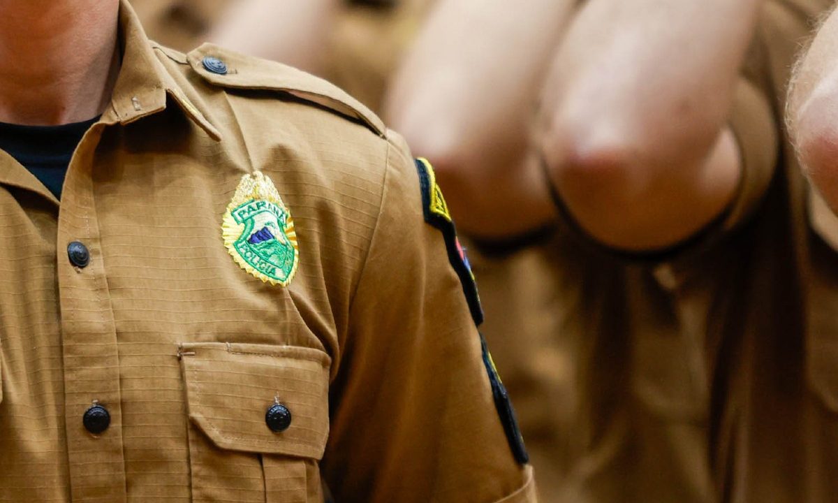 Foto mostra farda da PMs do Paraná em alusão ao caso dos policiais acusados de tortura em Curitiba que viraram réus na Justiça