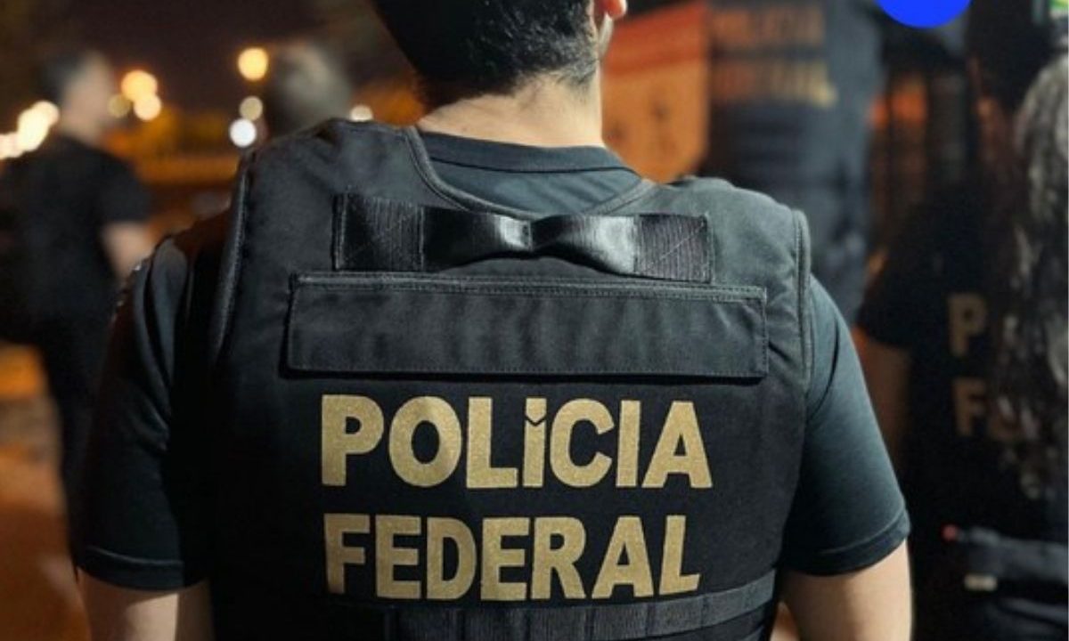 Polícia Federal decidiu não apoiar, neste momento, proposta de delação premiada apresentada por Daniel Vorcaro. A imagem mostra um agente da Polícia Federal.