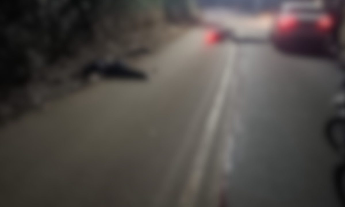 Foto mostra corpo de um dos suspeitos mortos a tiros por policial militar de folga que reagiu a assalto em Cotia, na Grande São Paulo. Imagem está borrada para não mostrar cenas fortes.
