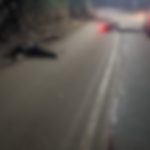 Foto mostra corpo de um dos suspeitos mortos a tiros por policial militar de folga que reagiu a assalto em Cotia, na Grande São Paulo. Imagem está borrada para não mostrar cenas fortes.