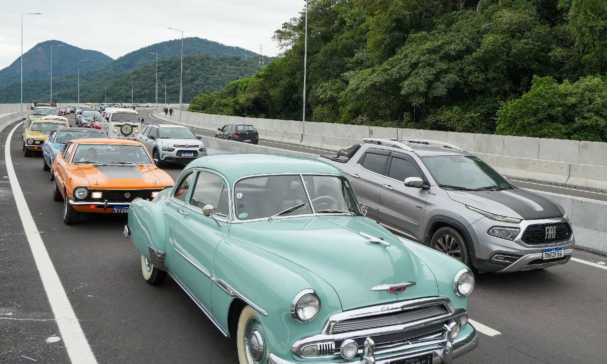 Foto mostra carros antigos na Ponte de Guaratuba