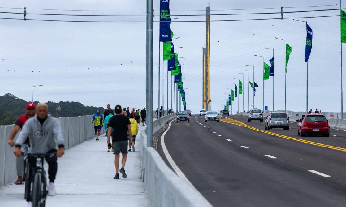 Foto mostra trânsito na Ponte de Guaratuba