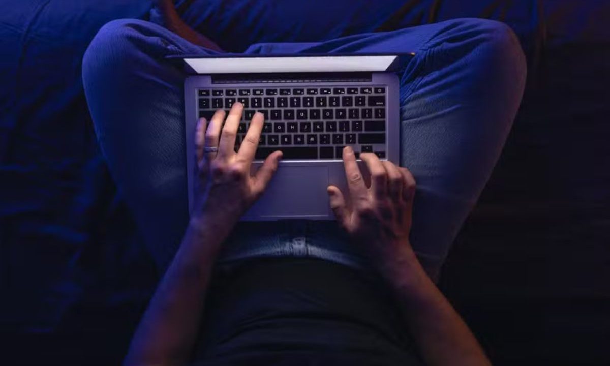 Pessoa utilizando computador e navegando na internet em imagem ilustrativa.