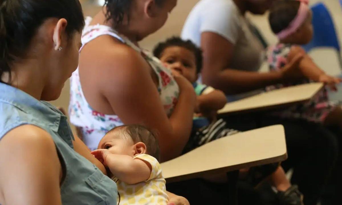 Mães amamentando os seus bebês em uma sala de aula. Imagem ilustrativa para matéria: Nova regra da pós-graduação garante prorrogação de bolsas em casos de maternidade e adoção