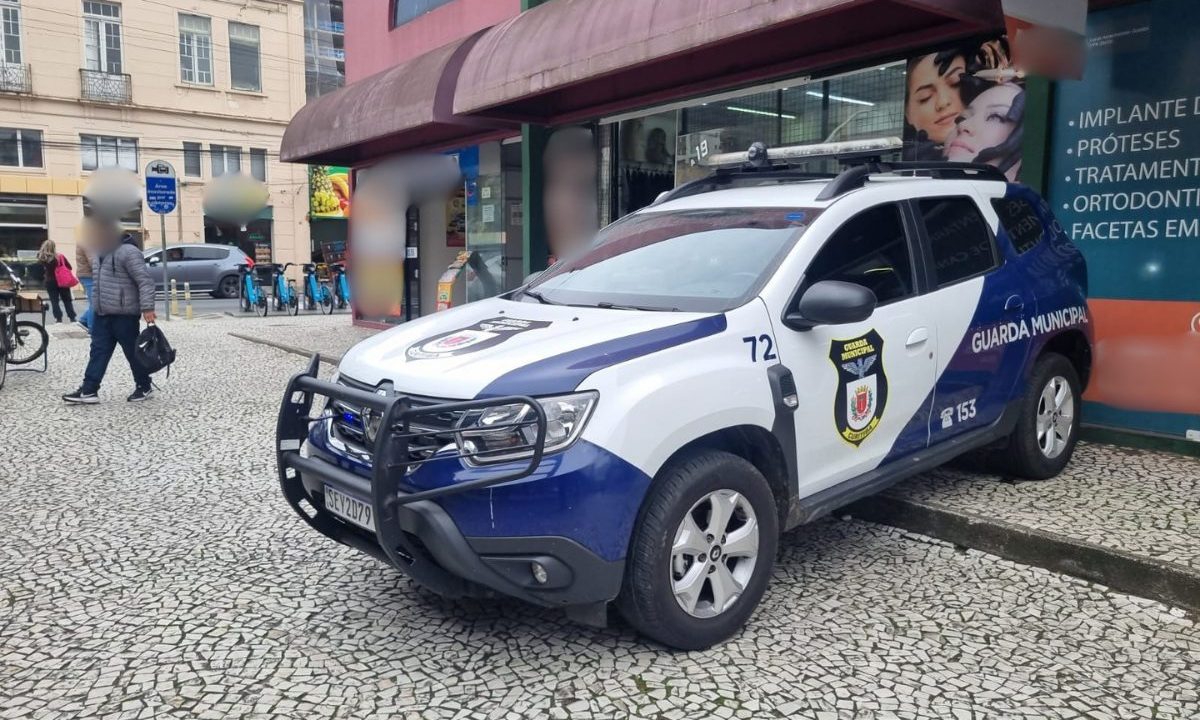 Imagem mostra viatura da GM que atendeu uma briga na Praça Rui Barbosa que deixou homem ferido.