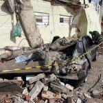 Foto mostra prédio que desabou e destroços sobre carros de famílias em São José dos Pinhais. As imagens mostram parte da estrutura colapsada e tijolos com concreto espalhados pelo chão