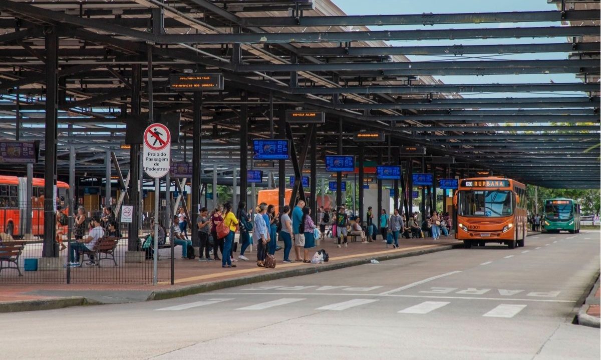 Prefeitura de Curitiba realizará ação nos terminais de ônibus com mais de 6 mil vagas de emprego e atendimento para encaminhamento de trabalhadores. A imagem mostra pessoas em um terminal de ônibus em Curitiba.