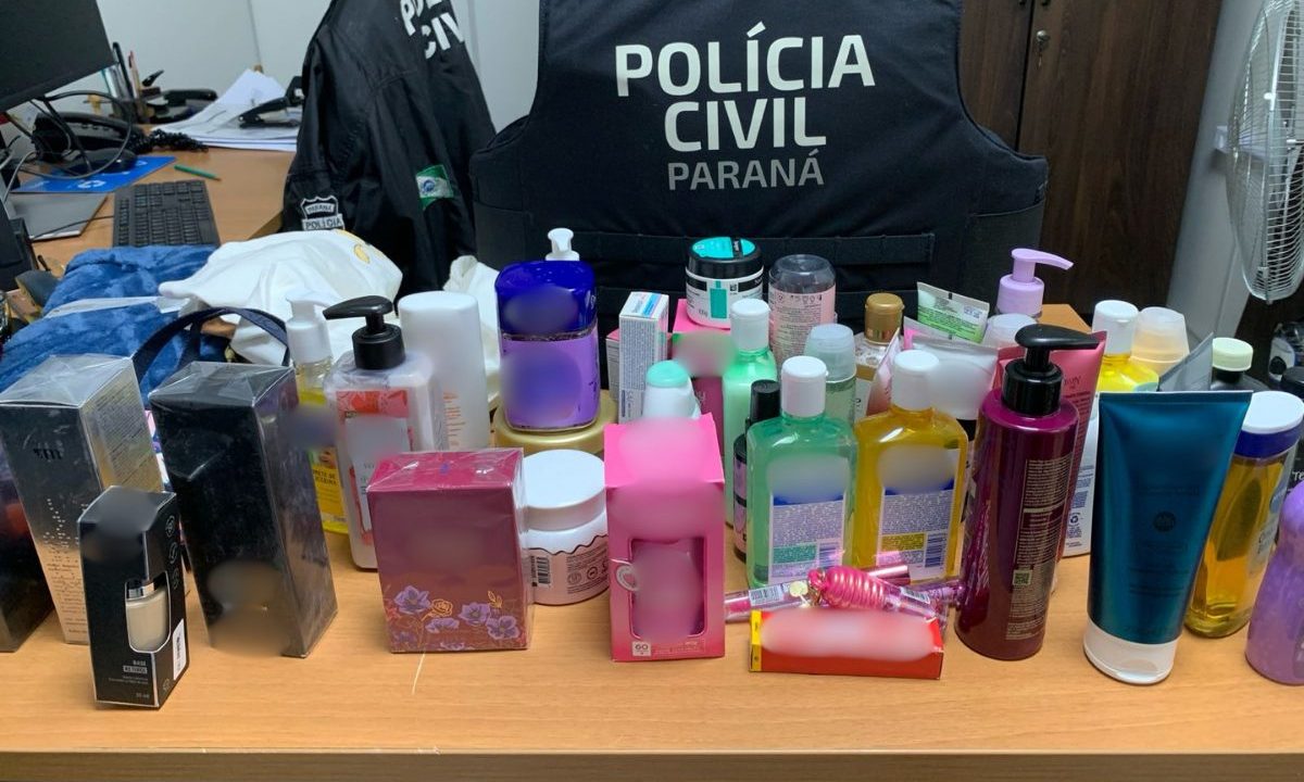 Imagem mostra produtos furtados apreendidos pela polícia em Curitiba; três pessoas foram presas.